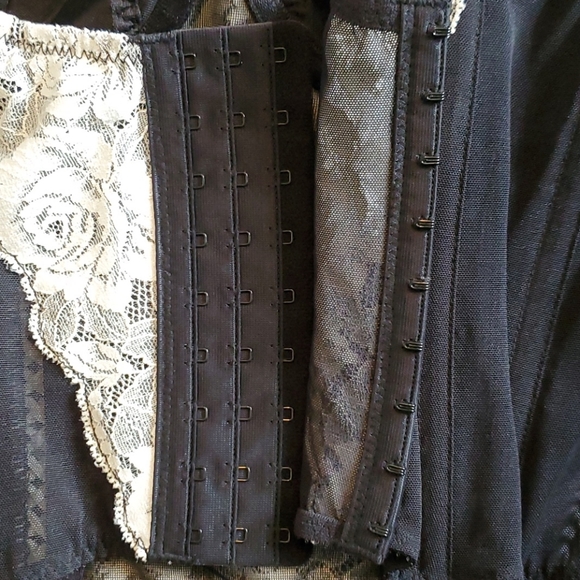 Lace Corset - Picture 6 of 6